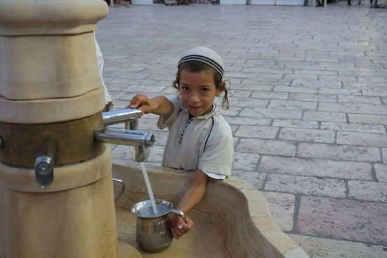 Zsidó gyerek a kútnál