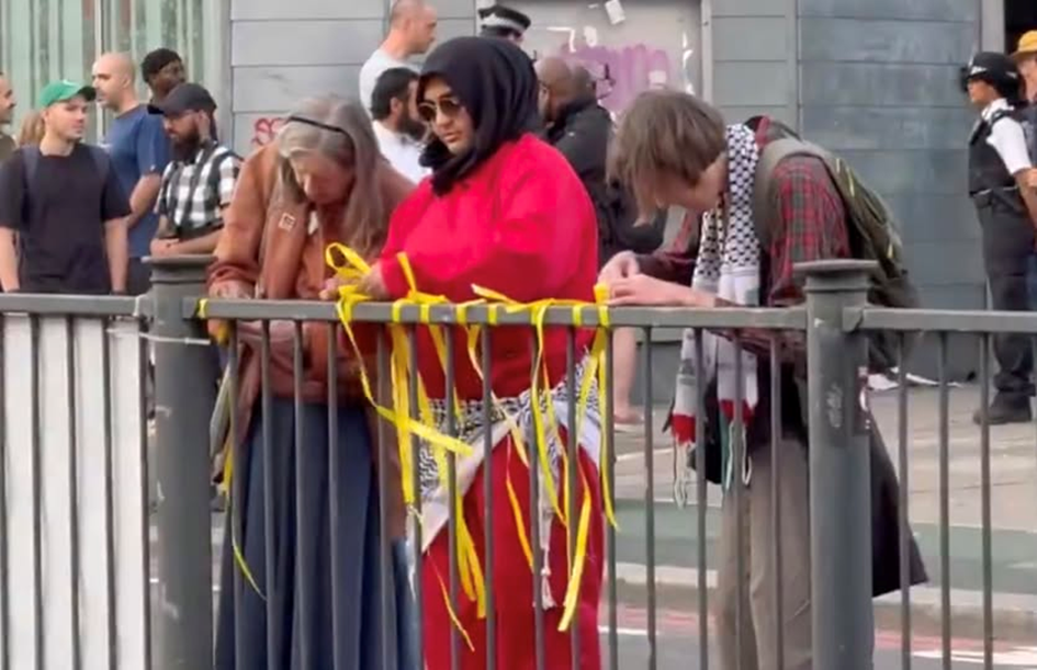 Sárga szalagot tépkedő palesztin aktivisták