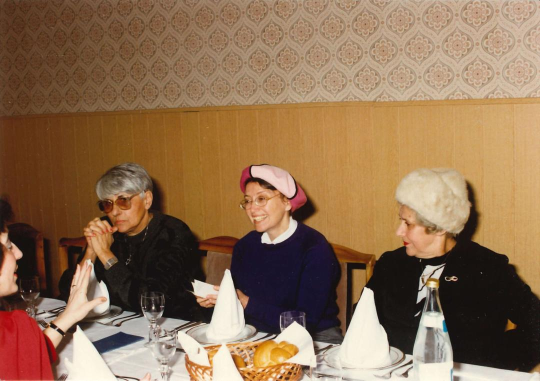 jobb szélen Seifertné az ortodox hitközségben 1990-ben.