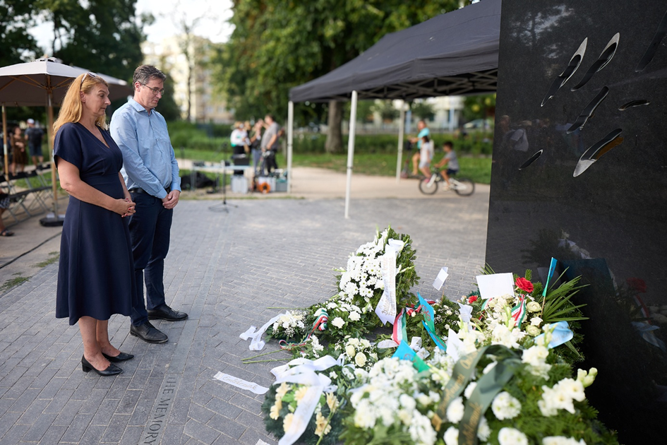 Baranyi és Karácsonya a Porajmos-emlékműnél