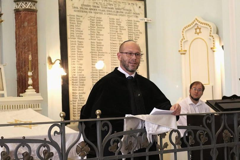 Dr. Róna Tamás főrabbi a szószéken