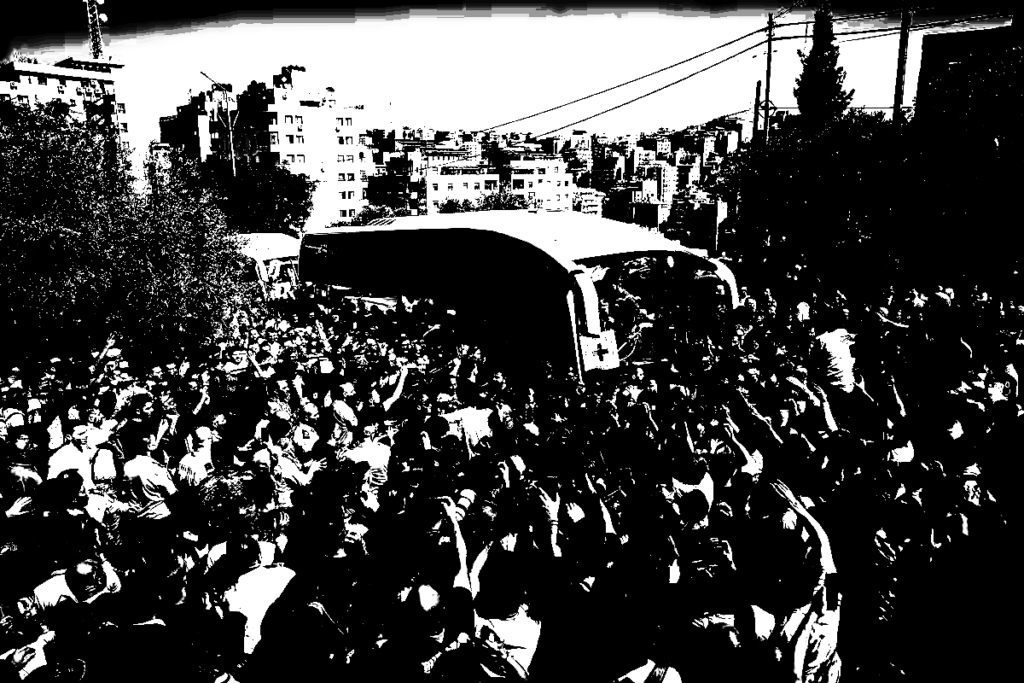 Ramallah-ban tömeg üdvözli a terroristákat