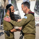 Herzi Halevi egy haredi katonával