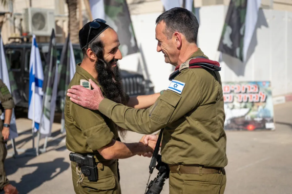 Herzi Halevi egy haredi katonával