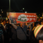 Tüntetés Azaria mellett