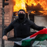 Maszkos francia tüntető palesztin zászlóval