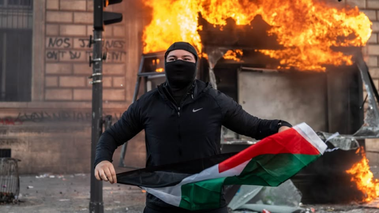 Maszkos francia tüntető palesztin zászlóval